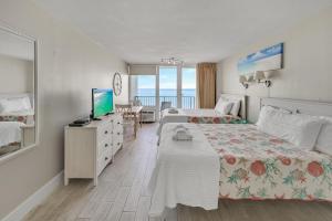 Postel nebo postele na pokoji v ubytování Sandestin Resorts, Bayside, Bay Front Studio