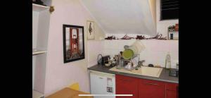 una cocina con fregadero y encimera en Nice studio,Rue Didot, en París