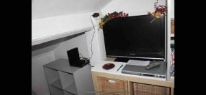 escritorio con TV y ordenador en Nice studio,Rue Didot, en París