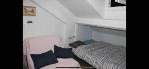 una pequeña habitación con una cama y una silla en Nice studio,Rue Didot, en París