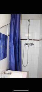 baño con ducha con cortina azul en Nice studio,Rue Didot, en París