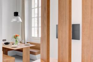 un salon avec une table et une fenêtre dans l'établissement Immogroom - 2 min du palais - Studio - Luxury - AC, à Cannes 2 autres photos
