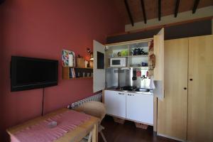 A kitchen or kitchenette at Almarinae apartamentos