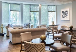 Ein Sitzbereich in der Unterkunft Manchester Marriott Hotel Piccadilly