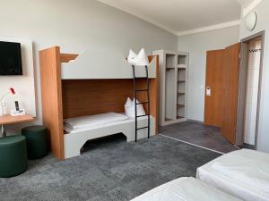 Postel nebo postele na pokoji v ubytování AUSZEIT DAS HOTEL Schweitenkirchen