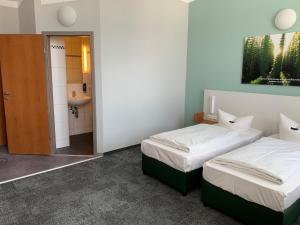 Postel nebo postele na pokoji v ubytování AUSZEIT DAS HOTEL Schweitenkirchen