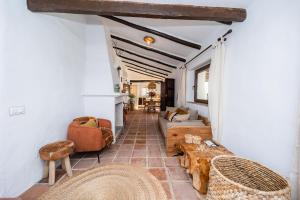 Una sala de estar con sofás y mesas en una habitación. en RentitSpain Complejo Rural Los Fandangos Lujo y Confort, en Almuñécar 163 fotos más