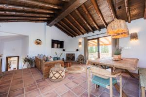 una sala de estar con una mesa y un sofá en RentitSpain Complejo Rural Los Fandangos Lujo y Confort, en Almuñécar