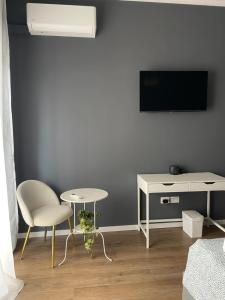 un soggiorno con TV, tavolo e sedia di Isvi Bari Comfort Rooms a Bari Altre 21 foto