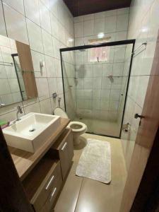 a bathroom with a sink and a shower and a toilet at Casa dos chorões in Chapada dos Guimarães +19 photos