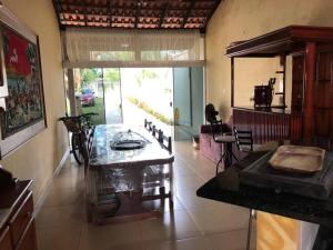 a living room with a table and a large window at Casa dos chorões in Chapada dos Guimarães