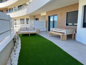 eine Terrasse mit grünem Gras in einem Gebäude in der Unterkunft Disfruta del mar a unos pasos in Grao de Castellón