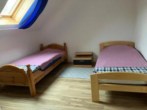 two twin beds in a room with a window at YveBeaRoe in Knittelfeld