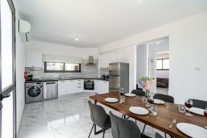 Dapur atau dapur kecil di Villa Alassia 19 by Ezoria Villas +38 gambar