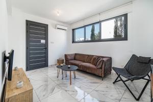 Ruang duduk di Villa Alassia 19 by Ezoria Villas