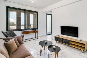 Televisyen dan/atau pusat hiburan di Villa Alassia 19 by Ezoria Villas