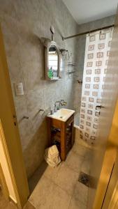 a small bathroom with a sink and a window at Departamento 1 dormitorio - Tucutemps in San Miguel de Tucumán