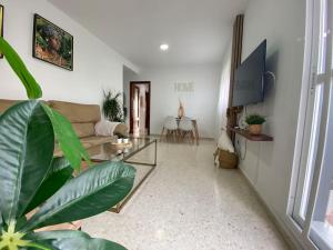 ein Wohnzimmer mit Sofa und Tisch in der Unterkunft Apartamento Malandar in Sanlúcar de Barrameda