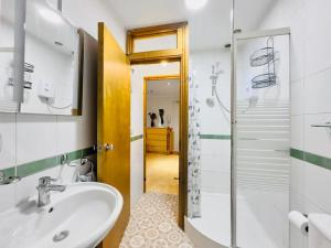 Bilik mandi di Quaint studio flat in Harrow