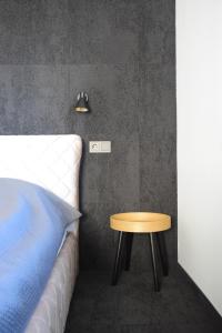 Un dormitorio con una cama y una mesa de madera. en Cozy Family Apartments, en Druskininkai