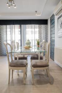 a dining room with a glass table and chairs at Elefantes in Rivas-Vaciamadrid