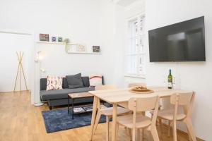 una sala de estar con una mesa y un sofá en Anna and Friends First floor, en Graz