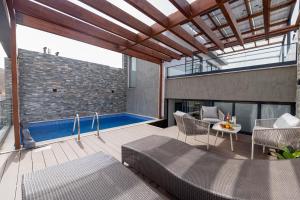 Bazén v ubytování ViVi Aparthotel nebo v jeho okolí