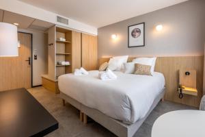 Sevenline Purpan Toulouse客房内的一张或多张床位