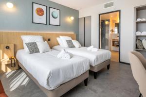 Sevenline Purpan Toulouse客房内的一张或多张床位