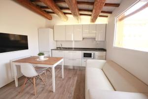 une petite cuisine avec une table et un canapé dans l'établissement Barcelona Classic Plaza Real Apartments, à Barcelone