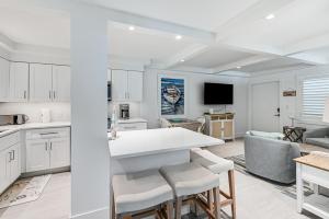 Dapur atau dapur kecil di Coastal Downtown Naples Condo - Walk to the Beach!