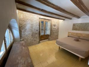 une chambre avec un lit et une porte en bois dans l'établissement Barcelona Classic Plaza Real Apartments, à Barcelone