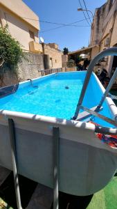 Bazén v ubytování La Pergola B&B nebo v jeho okolí