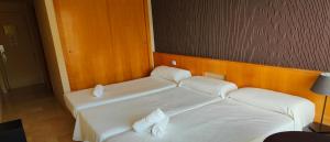 Łóżko lub łóżka w pokoju w obiekcie Hotel Mencia Subbética
