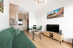 TV a/nebo společenská místnost v ubytování Bemowo Narwik Stylish Apartment by BookingHost