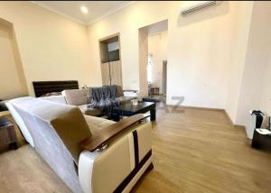 ein Wohnzimmer mit Sofa und Tisch in der Unterkunft City center Apartment 14 in Baku + 20 Fotos