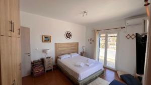 Tempat tidur dalam kamar di Lighthouse View Maisonette
