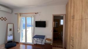 Televisi dan/atau pusat hiburan di Lighthouse View Maisonette