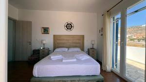 Tempat tidur dalam kamar di Lighthouse View Maisonette