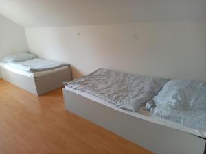 a bedroom with two beds in a room at dieUnterkunft in Neutillmitsch