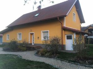 a yellow house with a brown roof at dieUnterkunft in Neutillmitsch +7 photos