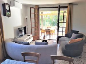 a living room with two couches and a table at Maison entière Avignon -Villeneuve les Avignon- 3 étoiles in Villeneuve-lès-Avignon +10 photos