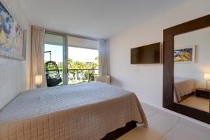 um quarto com uma cama e uma janela grande em Herdade dos Salgados na Guia
