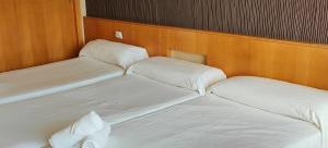 Łóżko lub łóżka w pokoju w obiekcie Hotel Mencia Subbética