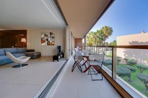 uma sala de estar com vista para uma sala de estar em Herdade dos Salgados na Guia
