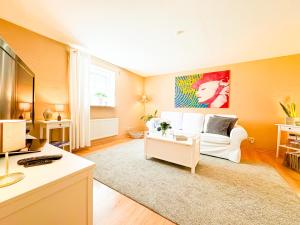a living room with a white couch and a table at Ferienwohnung Im Sachsenwald in Dassendorf