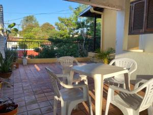 Un balcón o terraza en Villa Morra house III