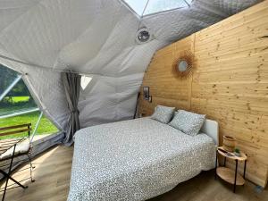 Postel nebo postele na pokoji v ubytování Evernest Eco Dôme Ecaussinnes