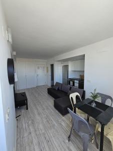 ein Wohnzimmer mit Sofa und Tisch in der Unterkunft Cómodo apartamento en Madrid in Madrid