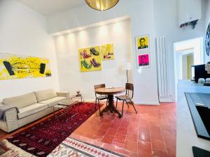a living room with a couch and a table at Le Yellow - Hôtel Particulier XIXème in Montpellier